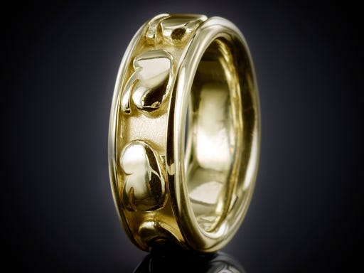 Nier ring goud bij sieraden in stijl