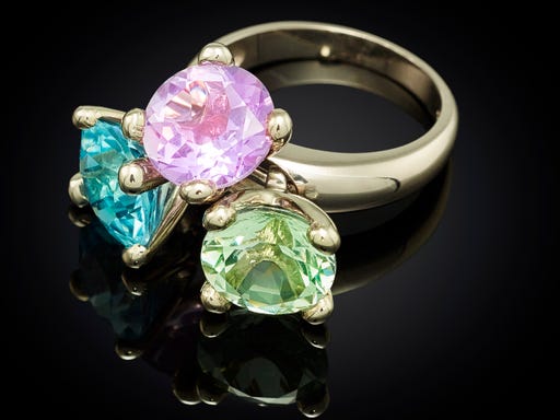Ring Danser combi blauw, roze, groen Marijke Mul op sieraden in stijl