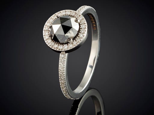 spectaculaire ring witgoud met zwarte roos diamant en 58 diamanten