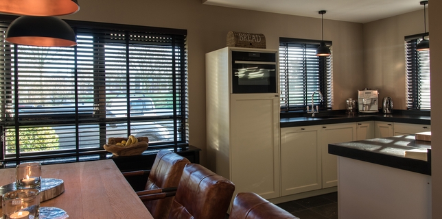 Er zijn diverse mogelijkheden raamdecoratie voor in uw keuken.